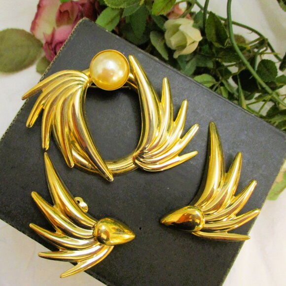 Vintage GIVENCHY Gold Plate Winged Brooch and Earrings Set: DESIGNER Pearl Gold - Picture 3 of 14